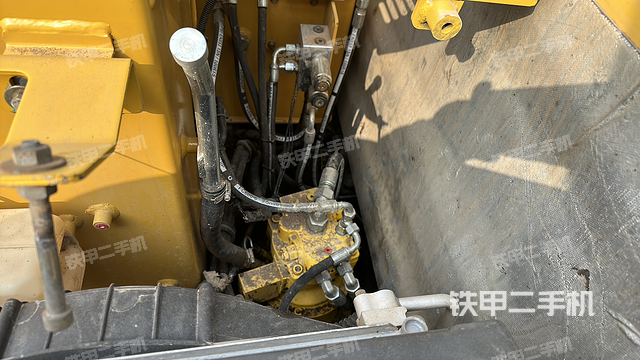 回转马达和主控阀（整机外观）