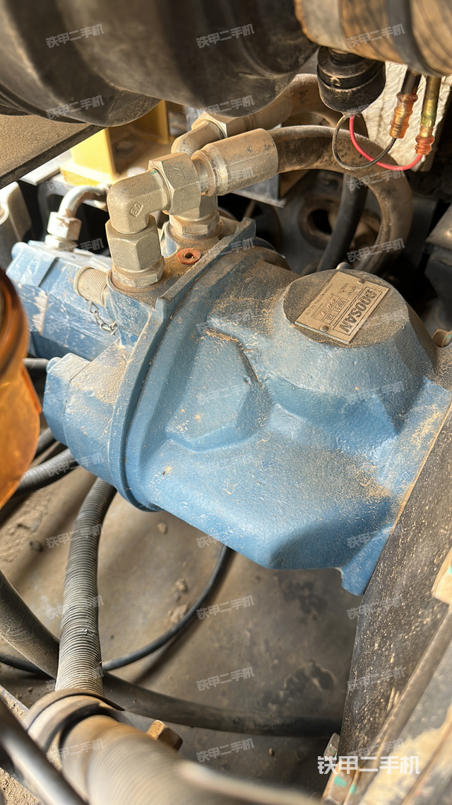 液压泵舱室正面整体（整机外观）