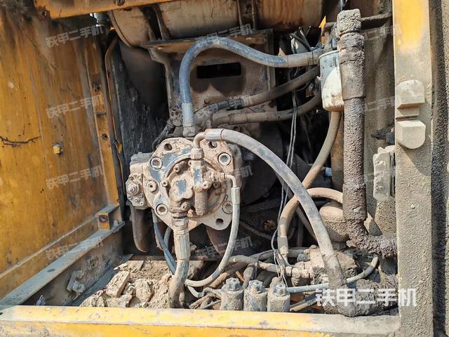 液压泵舱室正面整体（整机外观）