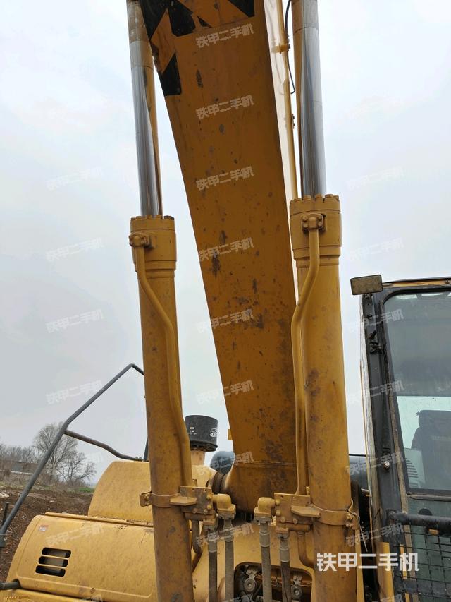 大臂油缸整体 竖拍（工作和回转装置）