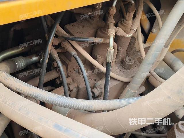 回转马达和主控阀（整机外观）