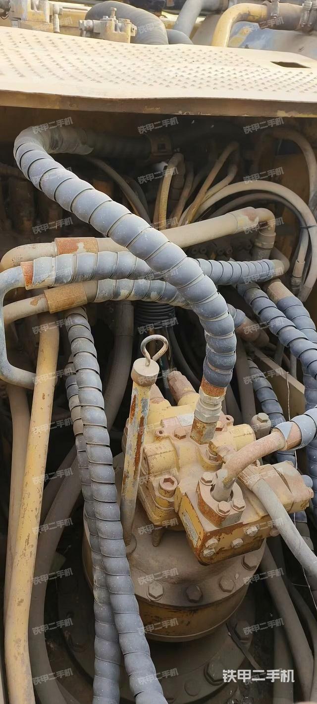 回转马达和主控阀（整机外观）