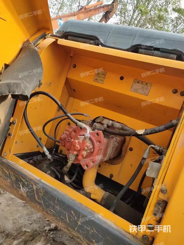 液壓泵艙室正面整體(整機(jī)外觀) 液壓泵艙室正面整體(整機(jī)外觀)