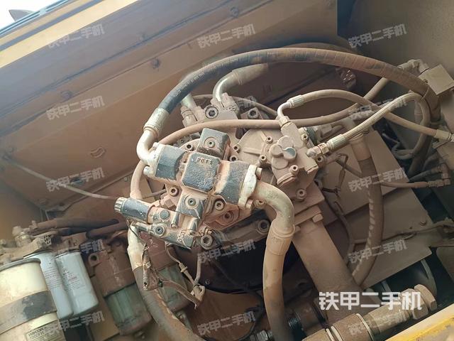 液压泵舱室正面整体（整机外观）