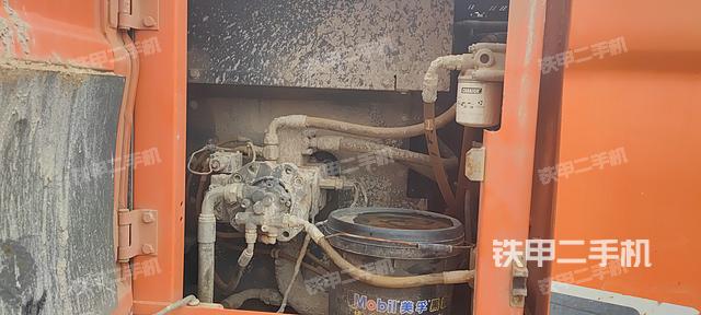 液压泵舱室正面整体（整机外观）