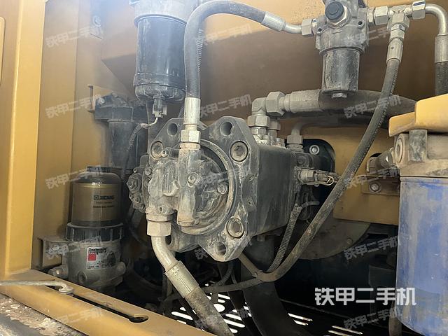 液压泵舱室正面整体（整机外观）