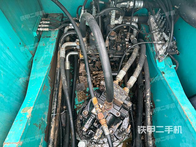 回转马达和主控阀（整机外观）