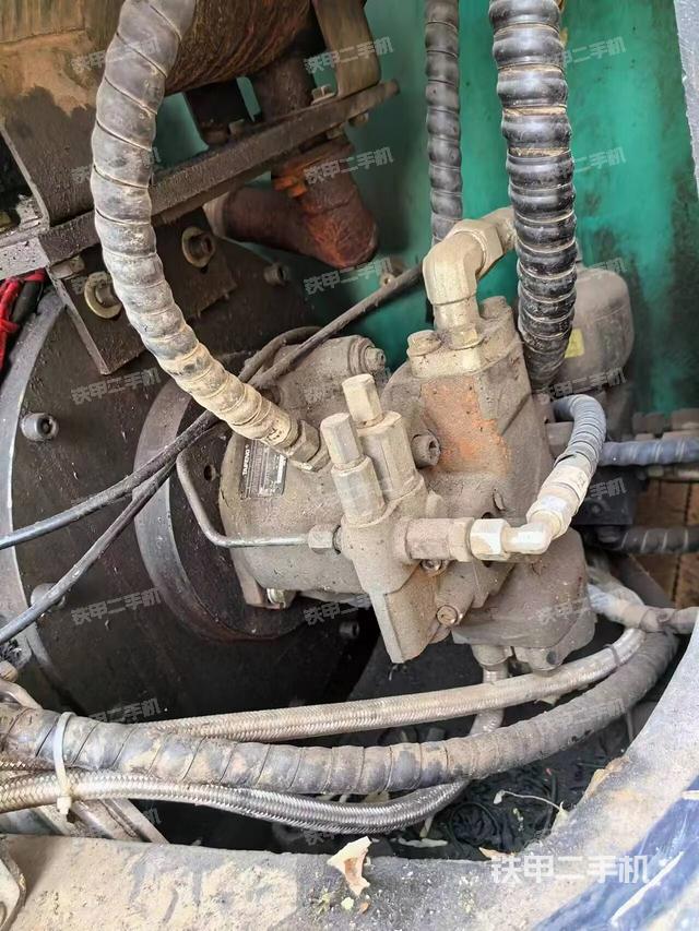 液压泵舱室正面整体（整机外观）