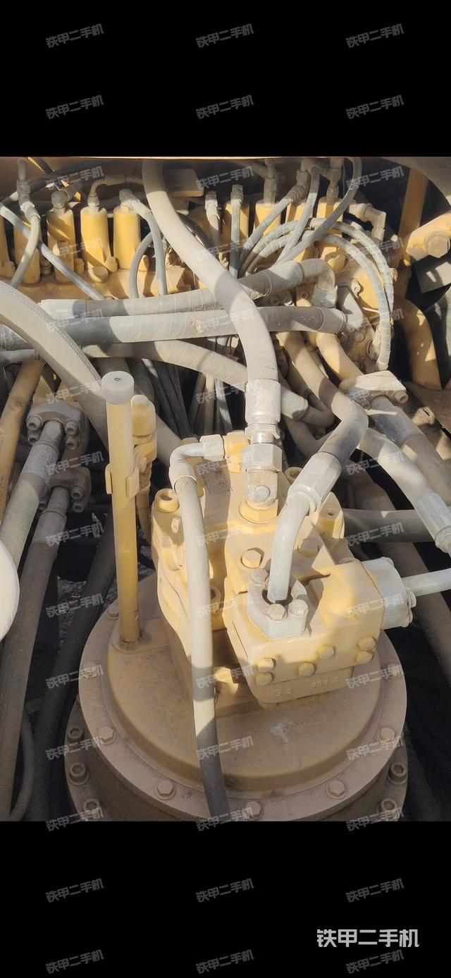 回转马达和主控阀（整机外观）