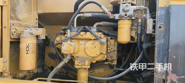 液压泵舱室正面整体（整机外观）