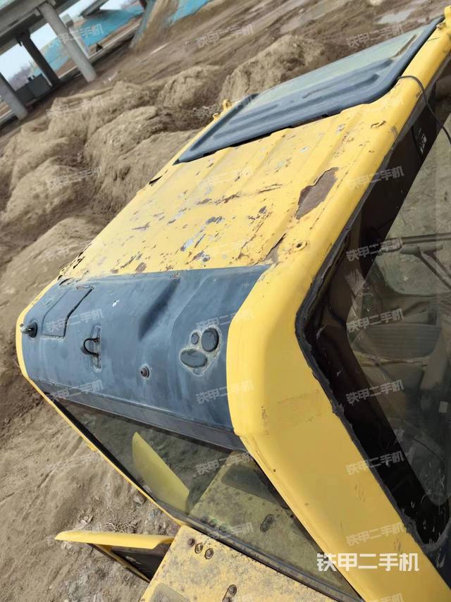 驾驶室顶部（整机外观）