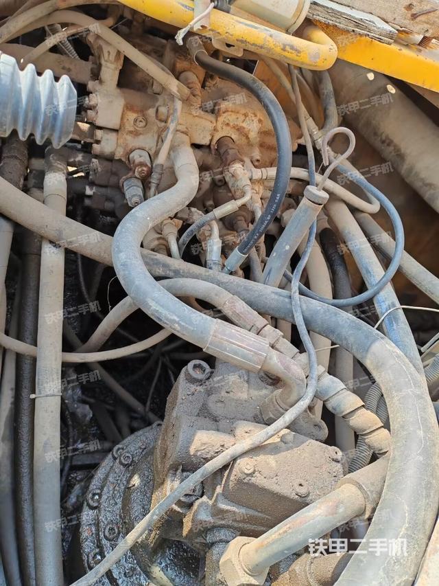 回转马达和主控阀（整机外观）