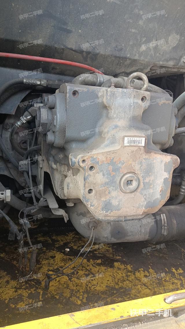 液压泵舱室正面整体（整机外观）