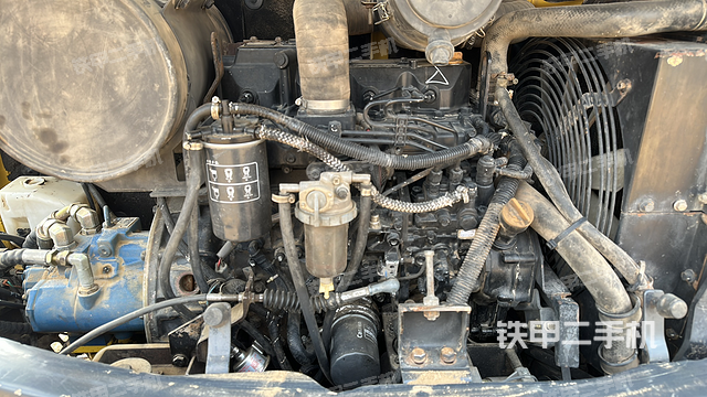 液压泵舱室正面整体（整机外观）