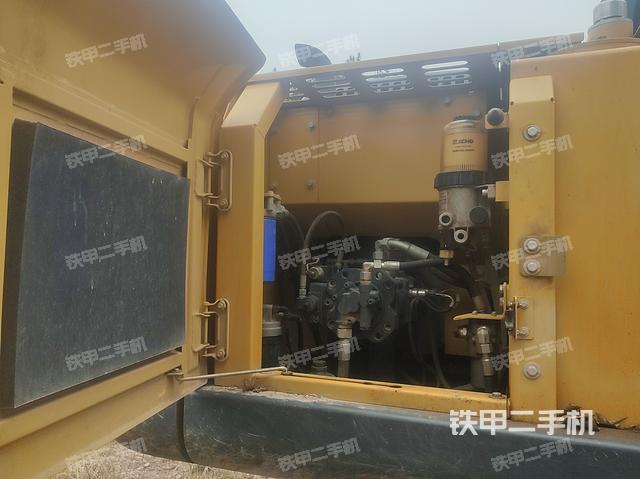 液压泵舱室正面整体（整机外观）