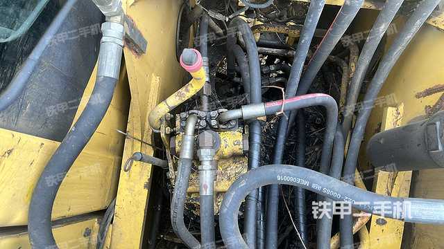 回转马达和主控阀（整机外观）