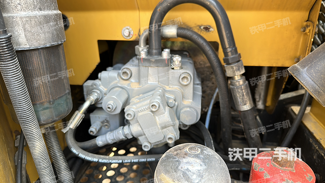 液压泵舱室正面整体（整机外观）