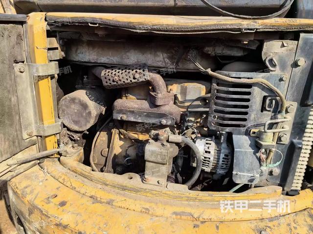 液压泵舱室正面整体（整机外观）