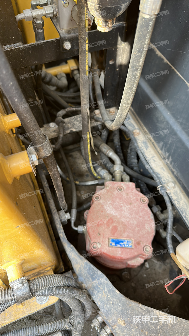 回转马达和主控阀（整机外观）