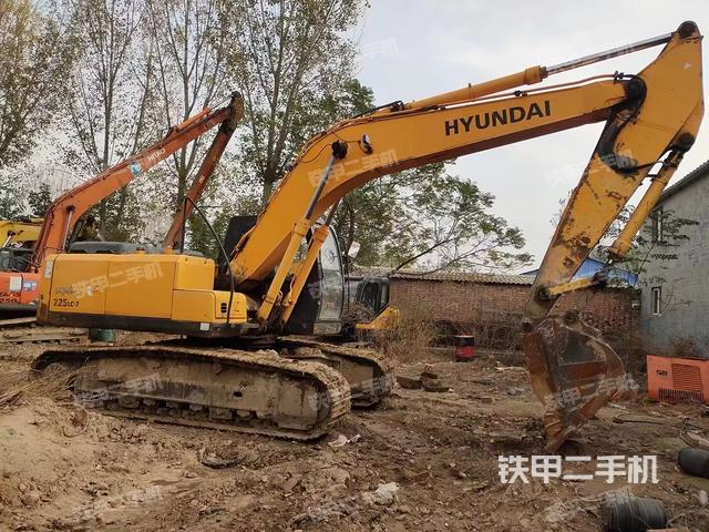 單側(cè)履帶整體(整機(jī)外觀) 單側(cè)履帶整體(整機(jī)外觀)