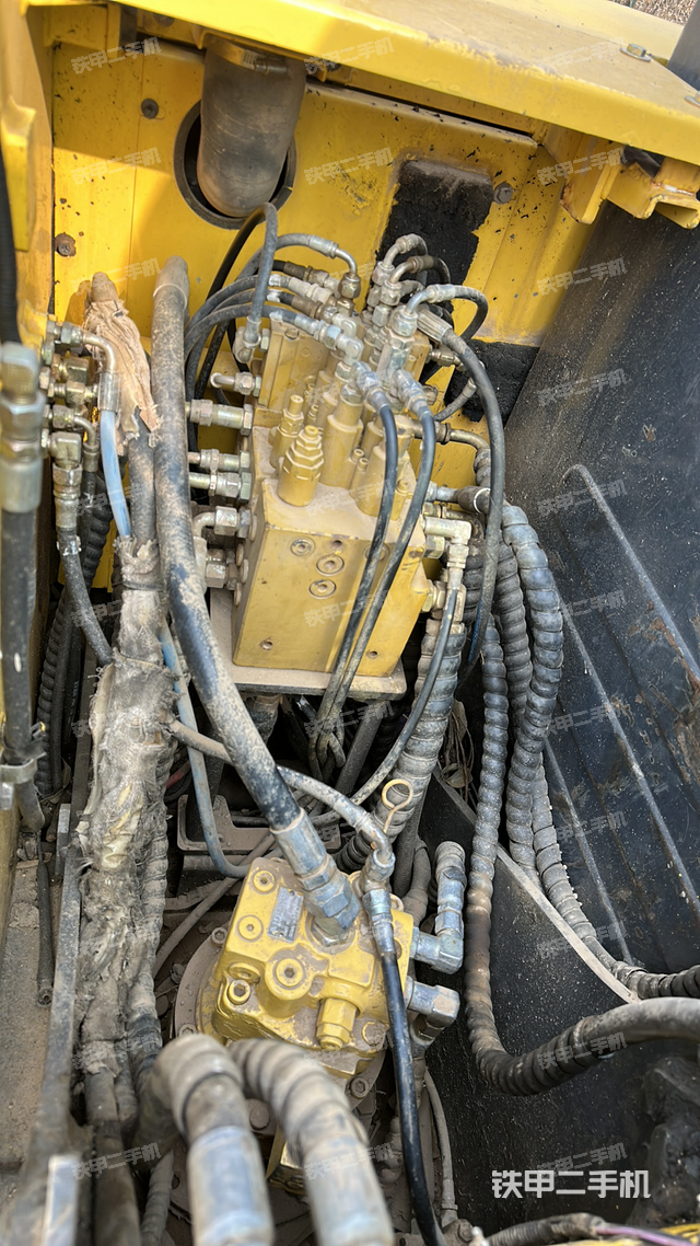 回转马达和主控阀（整机外观）