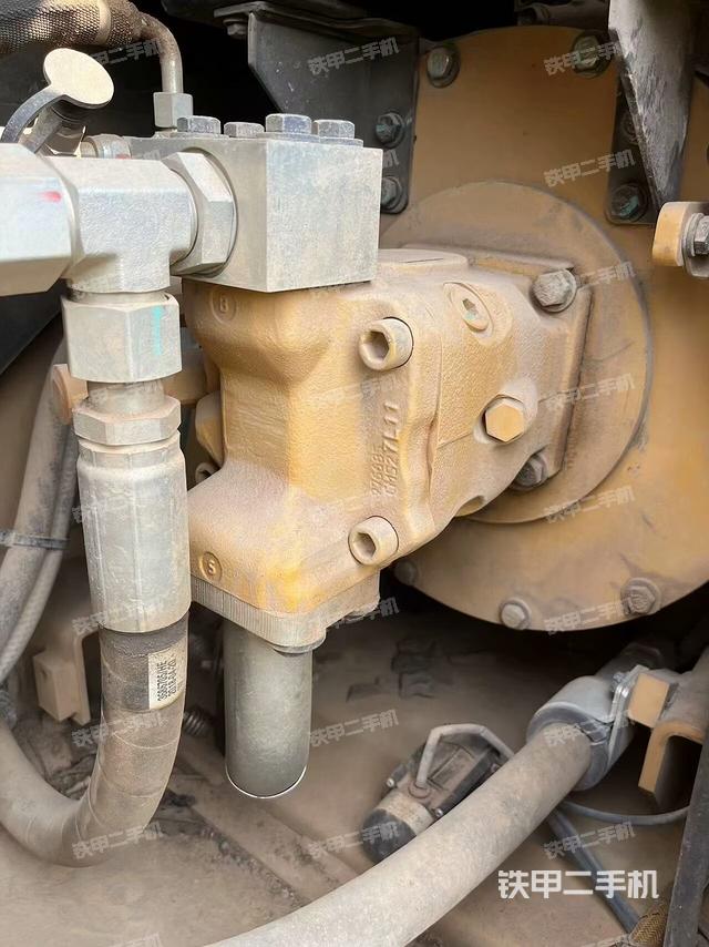 液压泵舱室正面整体（整机外观）