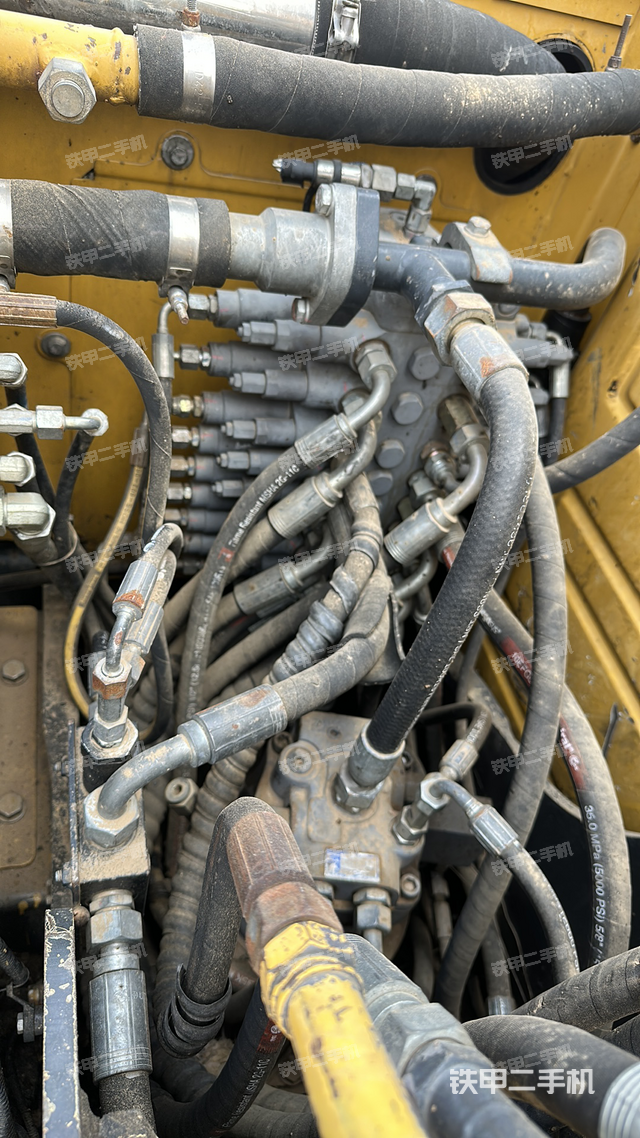 回转马达和主控阀（整机外观）