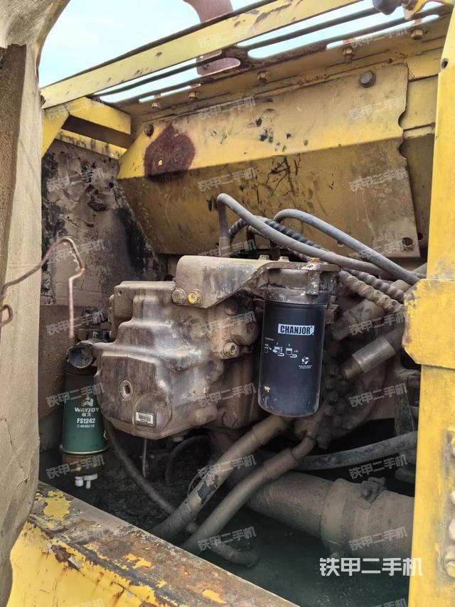 液压泵舱室正面整体（整机外观）