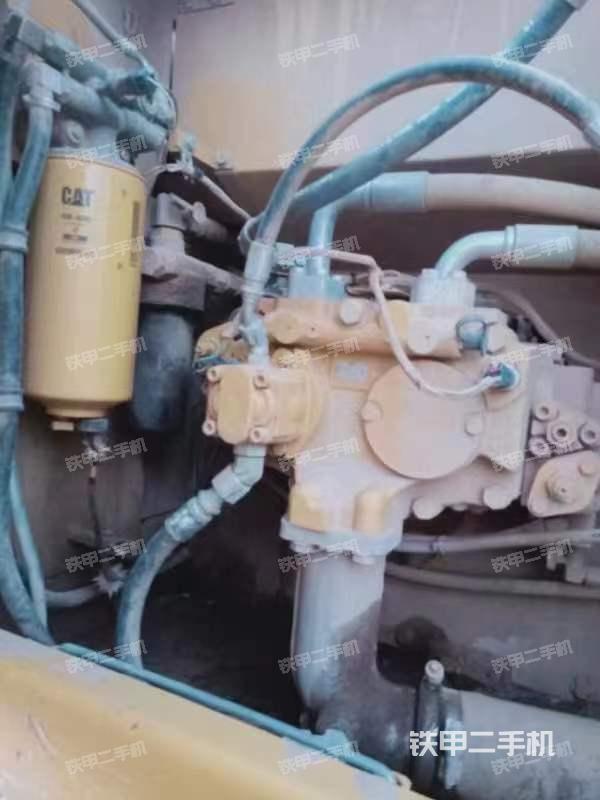 液压泵舱室正面整体（整机外观）