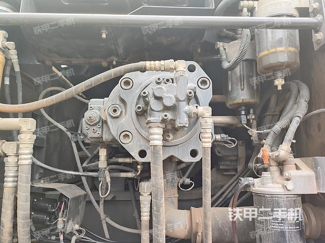 液压泵舱室正面整体（整机外观）