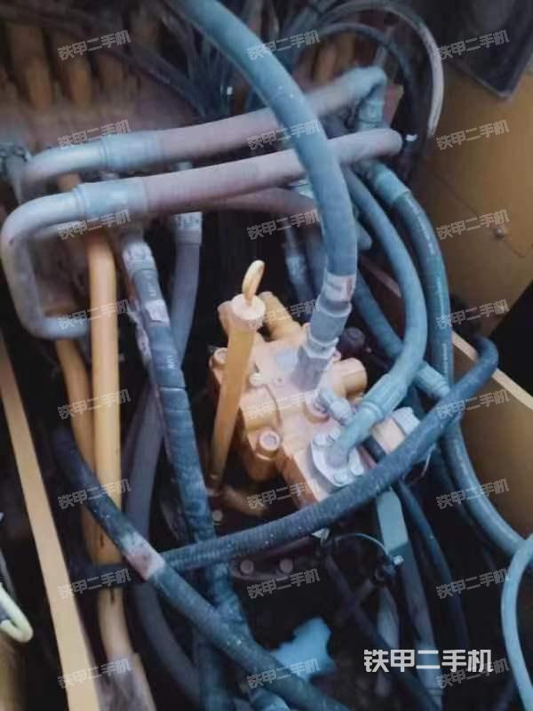 回转马达和主控阀（整机外观）