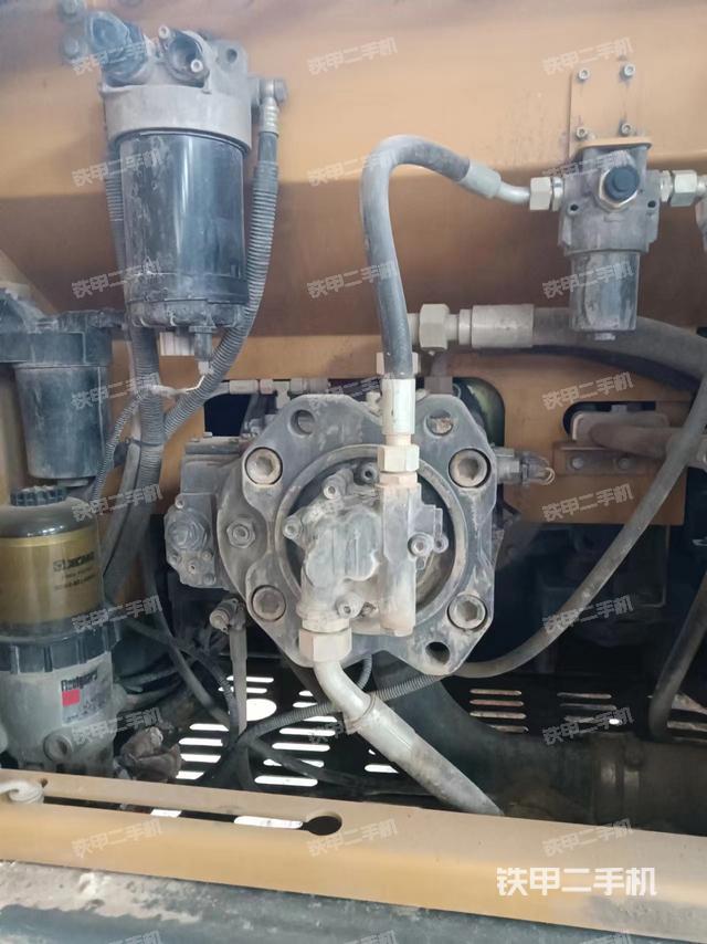 液压泵舱室正面整体（整机外观）