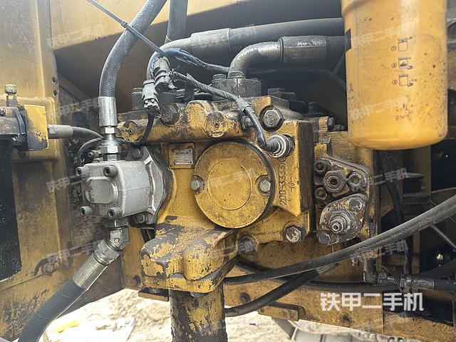 液压泵舱室正面整体（整机外观）