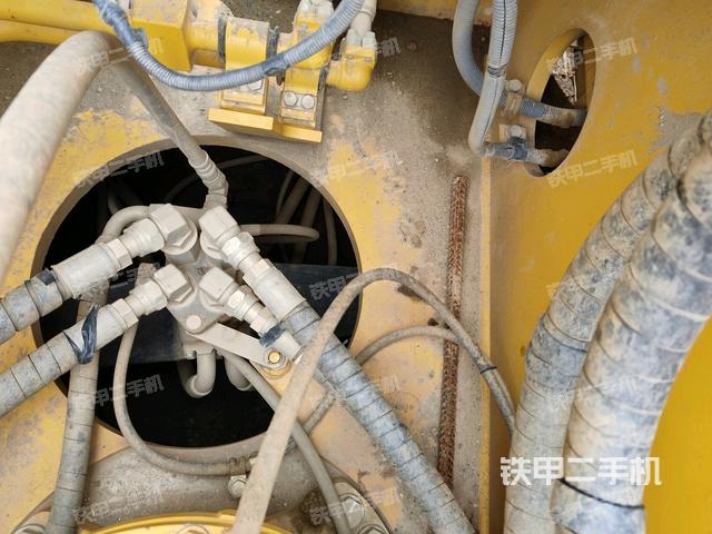 中央回转接头特写（上车部件）