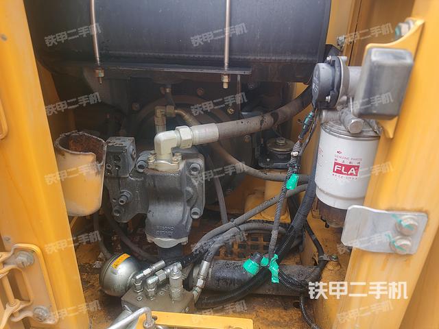 液压泵舱室正面整体（整机外观）