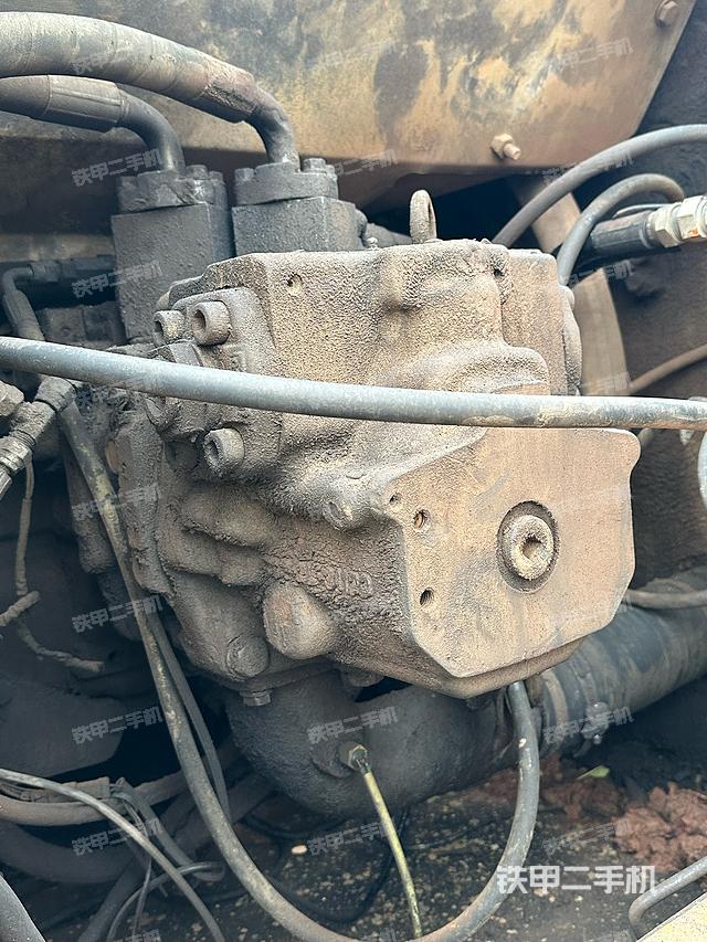 液压泵舱室正面整体（整机外观）