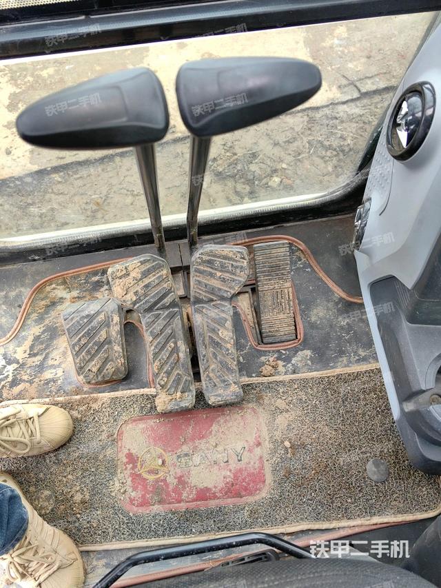 行走控制手柄和踏板 俯拍（驾驶室部分）