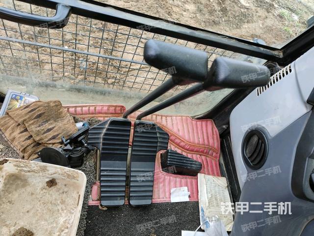 行走控制手柄和踏板 俯拍（驾驶室部分）