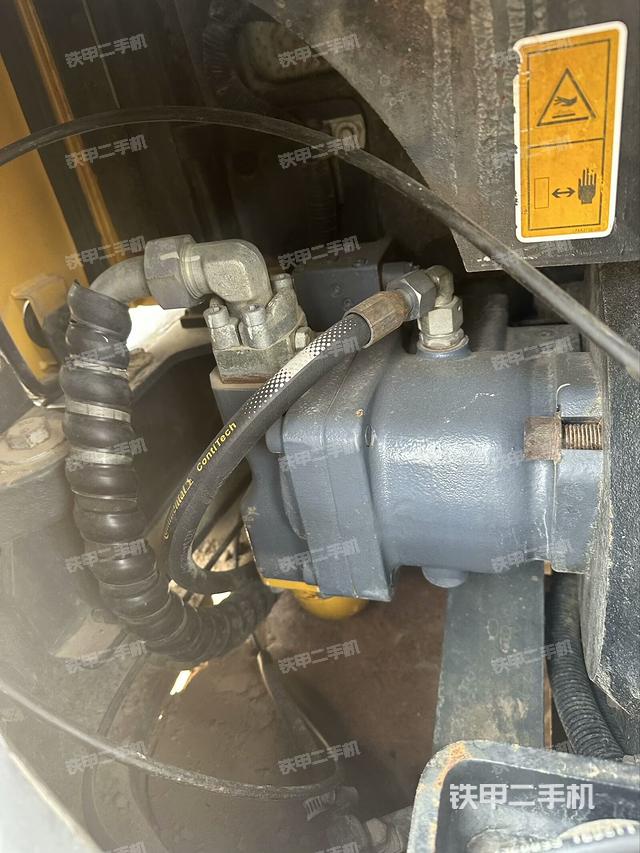 液压泵舱室正面整体（整机外观）