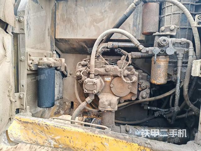 液压泵舱室正面整体（整机外观）