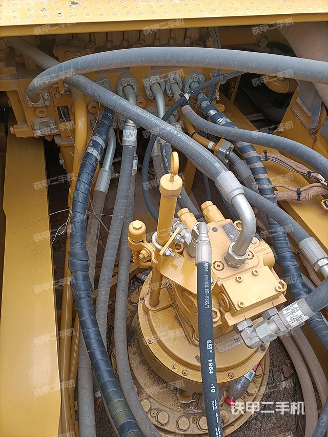 回转马达和主控阀（整机外观）