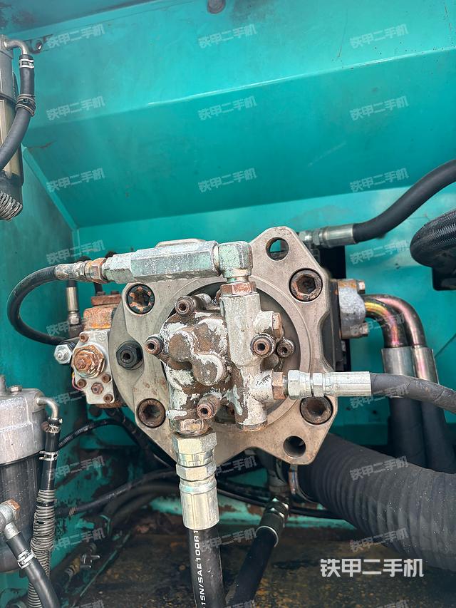 液压泵舱室正面整体（整机外观）