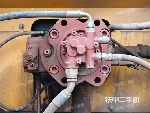 液压泵舱室正面整体（整机外观）