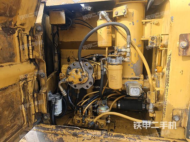 液压泵舱室正面整体（整机外观）