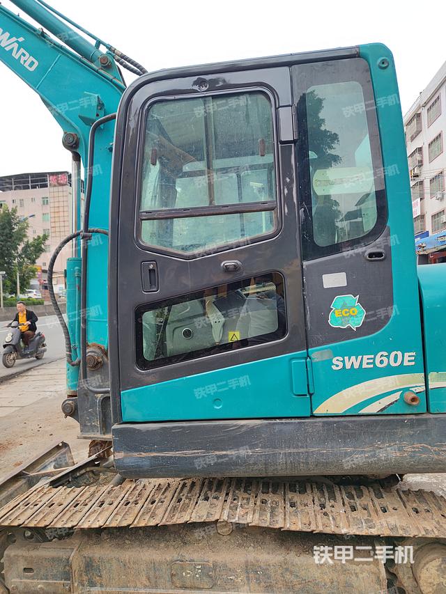 驾驶室顶部（整机外观）