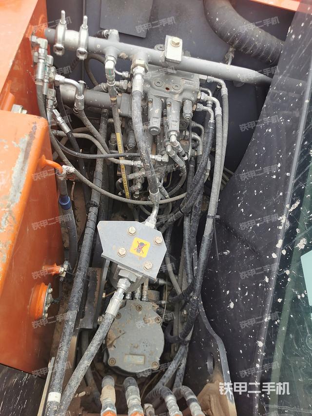 回转马达和主控阀（整机外观）