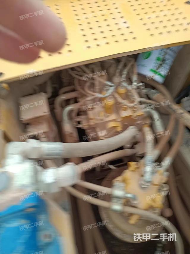 回转马达和主控阀（整机外观）