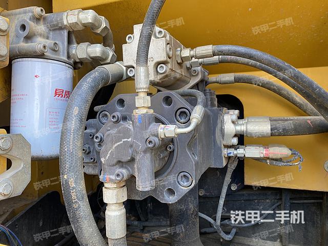 液压泵舱室正面整体（整机外观）