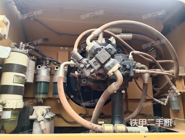 液压泵舱室正面整体（整机外观）