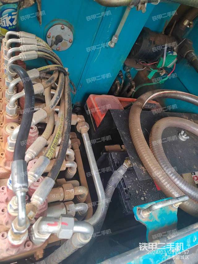 回转马达和主控阀（整机外观）